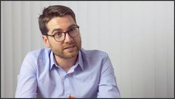 Illustration 560x315 final cut parkinsons man with glasses speaking